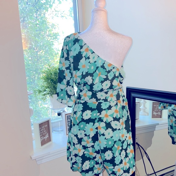 Short romper - Picture 2 of 3